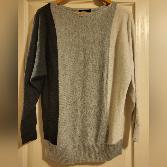 Reitmans Cashmere blend sweater Sz Medium - Picture 1 of 3
